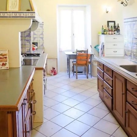 Sleeps 10 *
