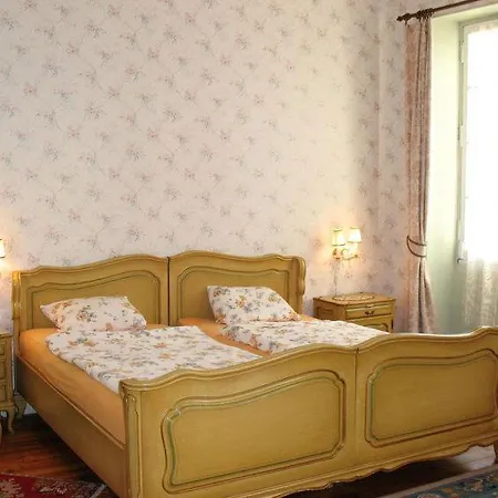 Sleeps 10 Hontanx